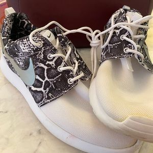 Nike light weight black cracked pattern WORN ONCE